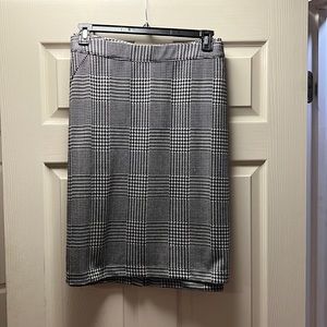 Lane Bryant size 24 black/white houndstooth pencil skirt ba k split gently worn